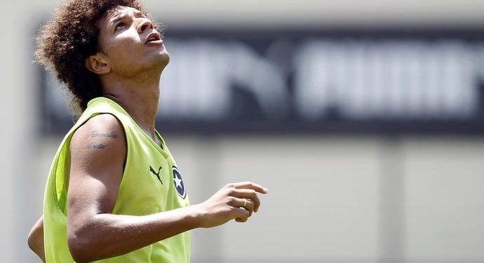 Willian Arão devolve dinheiro, e clima com o Botafogo azeda de vez