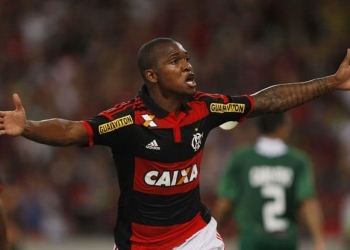 Udinese volta a negociar com Samir