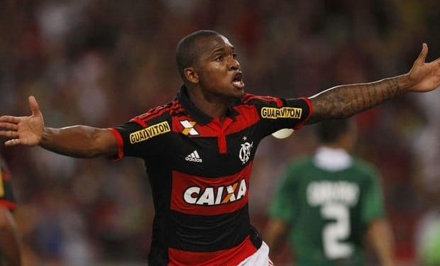 Udinese volta a negociar com Samir