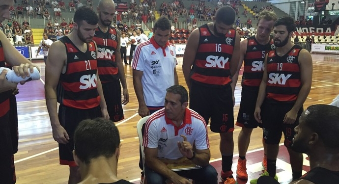 Com 12 bolas de três, Flamengo bate o São José e vence a terceira seguida