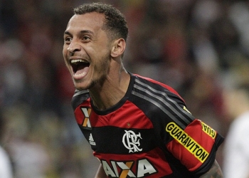 Flamengo anuncia renovação de empréstimo com Alan Patrick por mais um ano