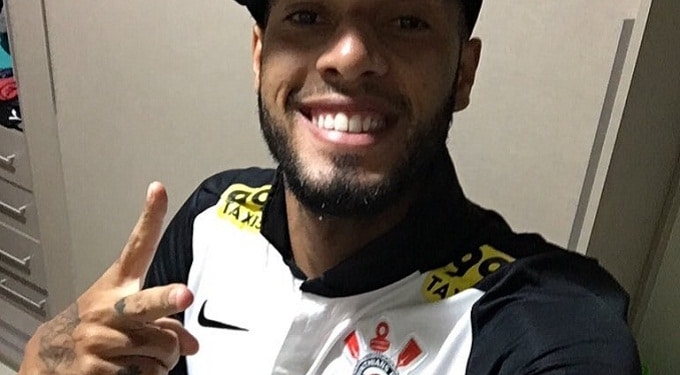 Paulinho aparece em foto com a camisa do Corinthians