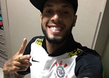 Diretoria do Fla cobra explicação de Paulinho sobre foto com camisa do Corinthians