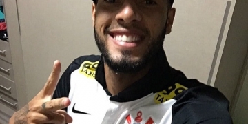 Diretoria do Fla cobra explicação de Paulinho sobre foto com camisa do Corinthians