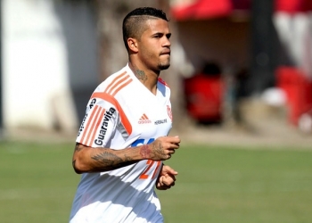 Atlético-PR negocia para repatriar o lateral-direito Léo, do Flamengo