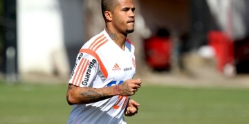 Atlético-PR negocia para repatriar o lateral-direito Léo, do Flamengo