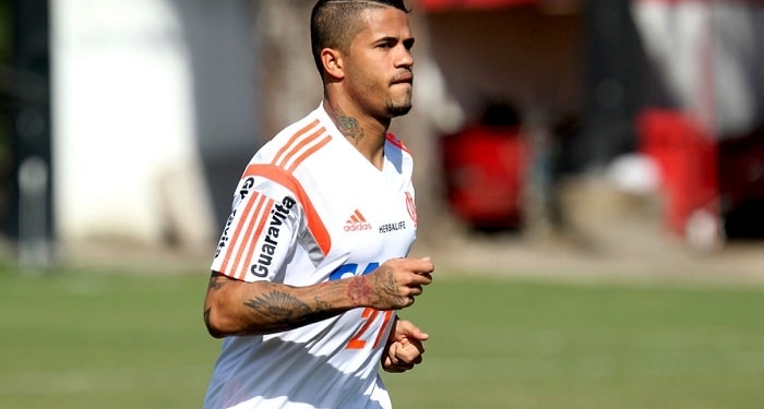 Atlético-PR negocia para repatriar o lateral-direito Léo, do Flamengo