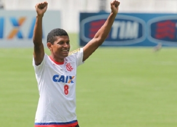 Flamengo segue otimista sobre renovação de Márcio Araújo