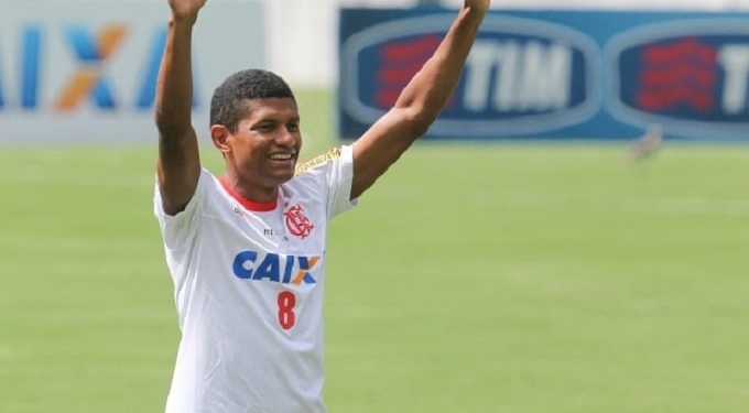 Flamengo segue otimista sobre renovação de Márcio Araújo