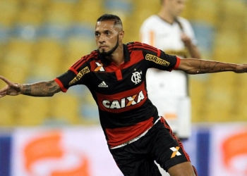 Paulinho admite papo com Corinthians e interesse do Santos