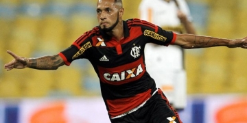 Paulinho admite papo com Corinthians e interesse do Santos