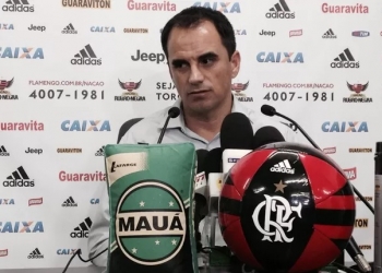 Rodrigo Caetano confirma negociação adiantada para empréstimo de Paulinho ao Santos