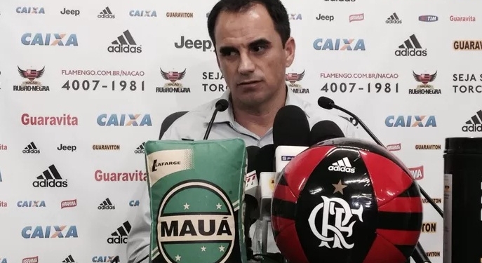 Rodrigo Caetano confirma negociação adiantada para empréstimo de Paulinho ao Santos