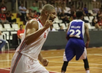 Flamengo sofre no final, mas vence Pinheiros e segue 100% no NBB