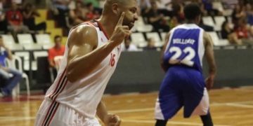 Flamengo sofre no final, mas vence Pinheiros e segue 100% no NBB