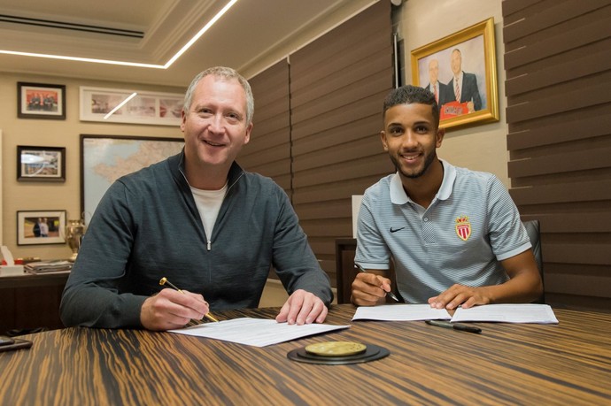 Jorge assina contrato de cinco temporadas ao lado do vice-presidente Vasim Vasilyev (Foto: Divulgação)