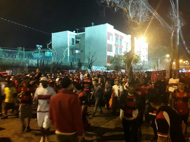 Saída dos torcedores do Flamengo da Ilha do Urubu (Foto: Reprodução)