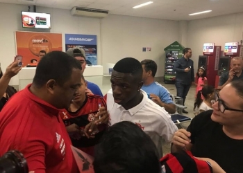 Com Vinicius Jr. ovacionado e sem Rueda, Fla desembarca em Vitória