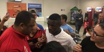 Com Vinicius Jr. ovacionado e sem Rueda, Fla desembarca em Vitória