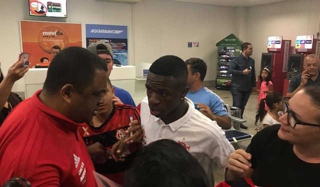 Com Vinicius Jr. ovacionado e sem Rueda, Fla desembarca em Vitória