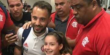 Festejado por torcedores, Éverton Ribeiro destaca retrospecto positivo do Fla no ES