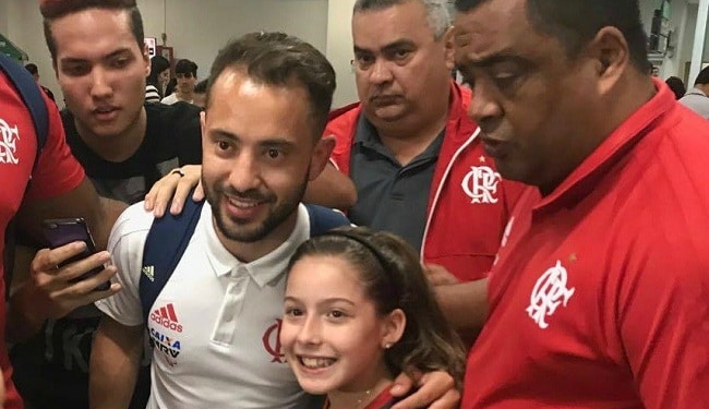 Festejado por torcedores, Éverton Ribeiro destaca retrospecto positivo do Fla no ES