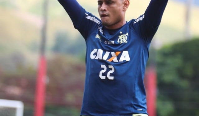Ainda sem treinar com bola, Everton mobiliza Fla e vai fazer testes até final