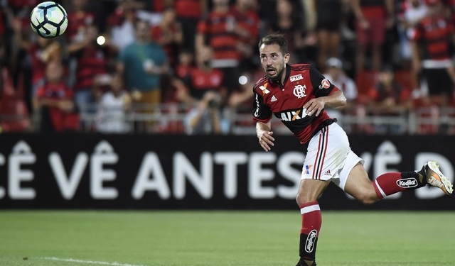 Firme na Sul-Americana, Éverton Ribeiro recupera espaço e deixa banco longe no Fla