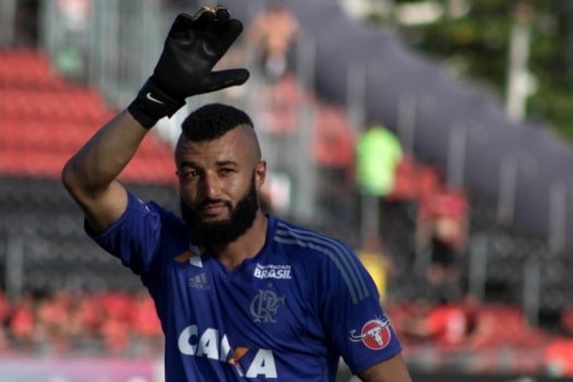 Muralha é 'abraçado' pela torcida e grupo do Flamengo antes da final