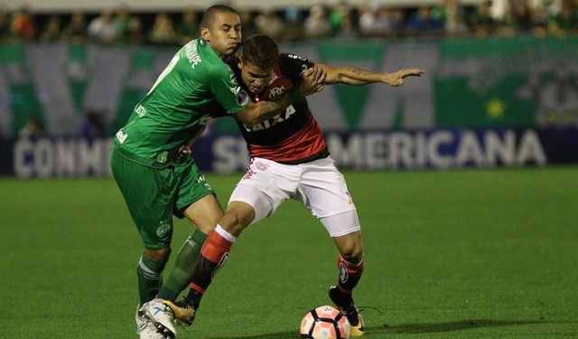 Fla fica encaixotado e empate vira lucro em Chapecó