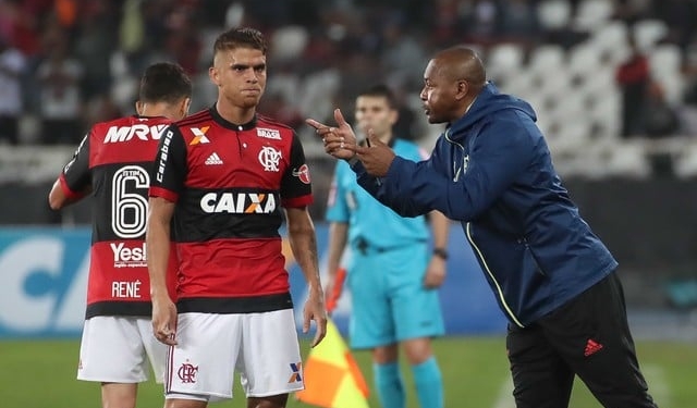 Cuéllar pega voo fretado com Seleção para defender o Fla na Copa do Brasil