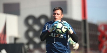 Respiro na pressão contra goleiros e preparador: após 14 dias, Diego Alves volta