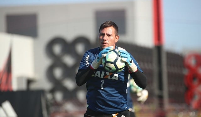 Respiro na pressão contra goleiros e preparador: após 14 dias, Diego Alves volta