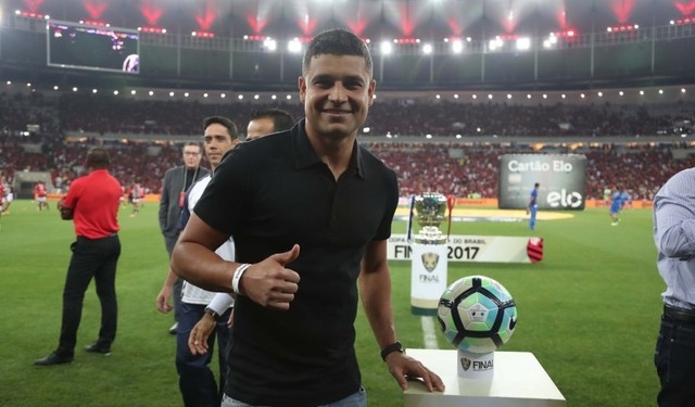 Força mental e sorriso no rosto: Ederson se aproxima do terceiro ciclo da quimio