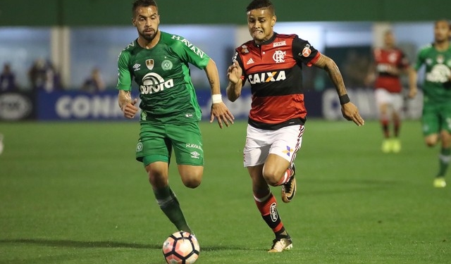 Exame aponta lesão de grau 2 na panturrilha de Everton