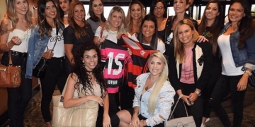 Antes de decisão, jogadores do Flamengo recebem visita das esposas em hotel