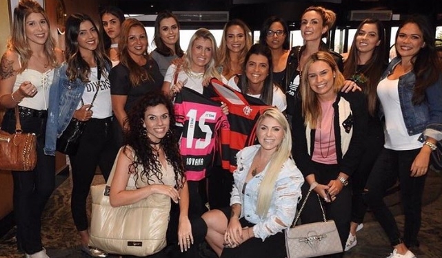 Antes de decisão, jogadores do Flamengo recebem visita das esposas em hotel