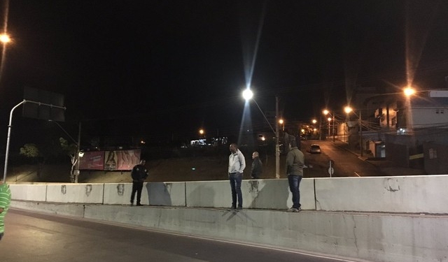 Torcedores do Cruzeiro disparam fogos nos arredores do hotel que hospeda o Fla