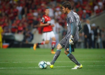Thiago admite falha em gol do Cruzeiro: "Soltei, errei, mas é cabeça erguida"