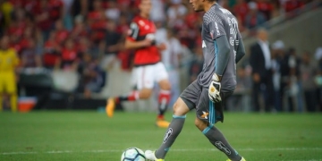 Thiago admite falha em gol do Cruzeiro: "Soltei, errei, mas é cabeça erguida"