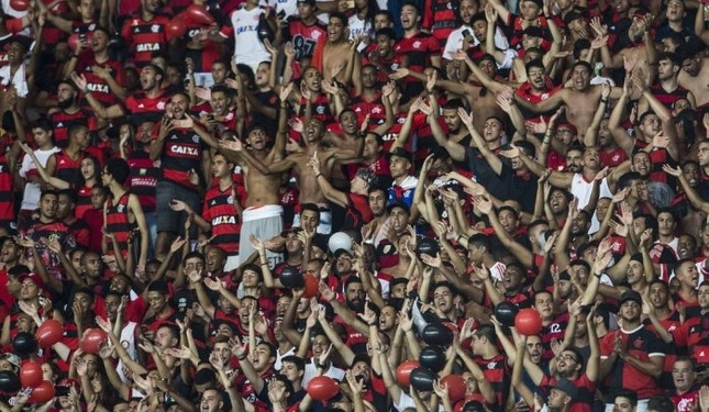 O Flamengo acaba de assinar um contrato de opção de compra de um terreno com cerca de 160 mil metros quadrados para a construção do seu estádio. O terreno está localizado no início da Avenida Brasil, entre Benfica e Manguinhos. Pelos planos do Flamengo, o estádio terá capacidade para 50 mil pessoas. Se as coisas evoluírem como a diretoria do clube espera, significa abandonar de fato o Maracanã.