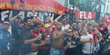 Torcida do Flamengo enche ruas no entorno do Maracanã antes da final