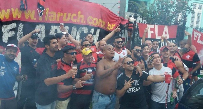 Torcida do Flamengo enche ruas no entorno do Maracanã antes da final
