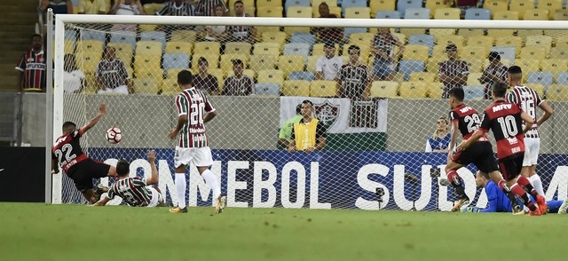 Willian Arão diz que Fla entrou para buscar gol "fora" e elogia festa das torcidas