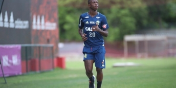 Vinicius Junior volta a correr após entorse no joelho; Rhodolfo aparece em campo