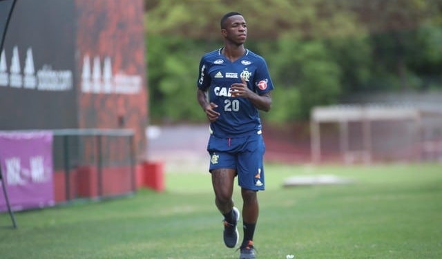 Vinicius Junior volta a correr após entorse no joelho; Rhodolfo aparece em campo