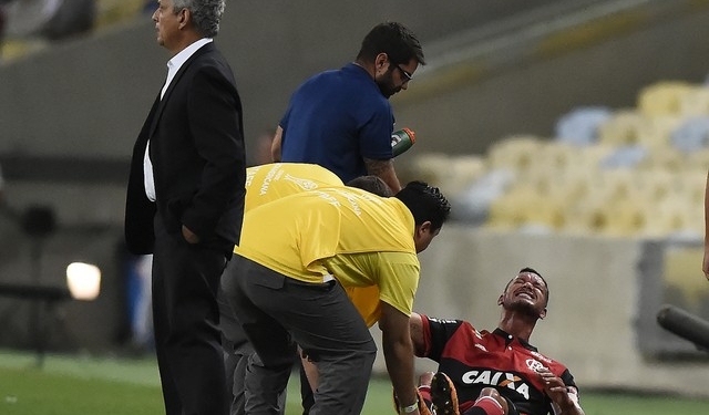 Réver tem lesão no ligamento do joelho direito e desfalca o Fla por um mês