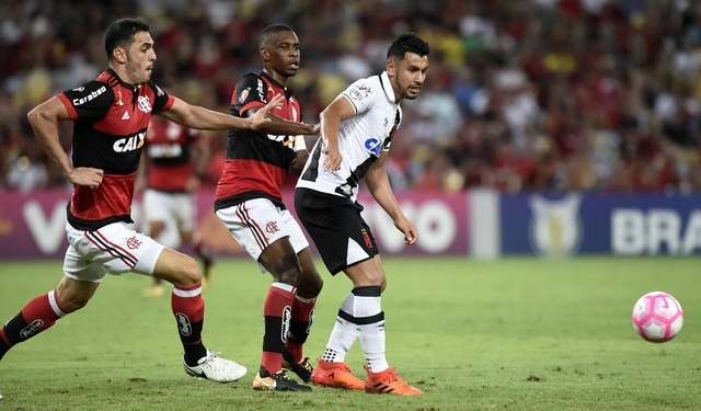 Rhodolfo reverencia ídolo Juan no Fla: "Joga de terno"