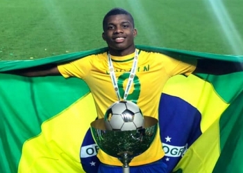 Atacante Lincoln faz fila durante o treino da Seleção sub-17