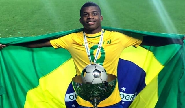Atacante Lincoln faz fila durante o treino da Seleção sub-17